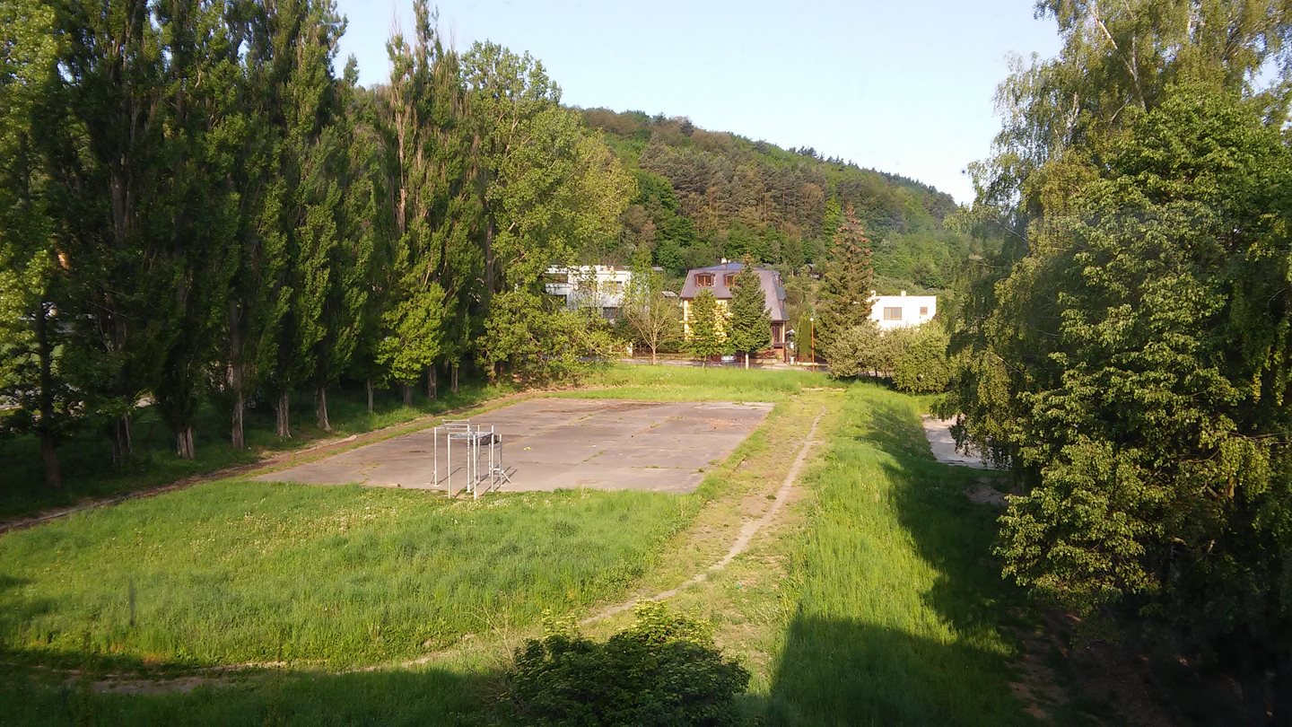Športový areál za budovou školy v Novej Dubnici budeme renovovať 11. 6. 2016