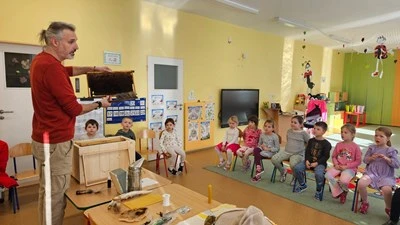 Včelí raj pre komunitu: záhrada, apidomček a živá príroda v Bojniciach