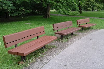 Natieranie lavičiek (príp. iného mobiliáru) v našom najstaršom verejnom parku – Sad Janka Kráľa